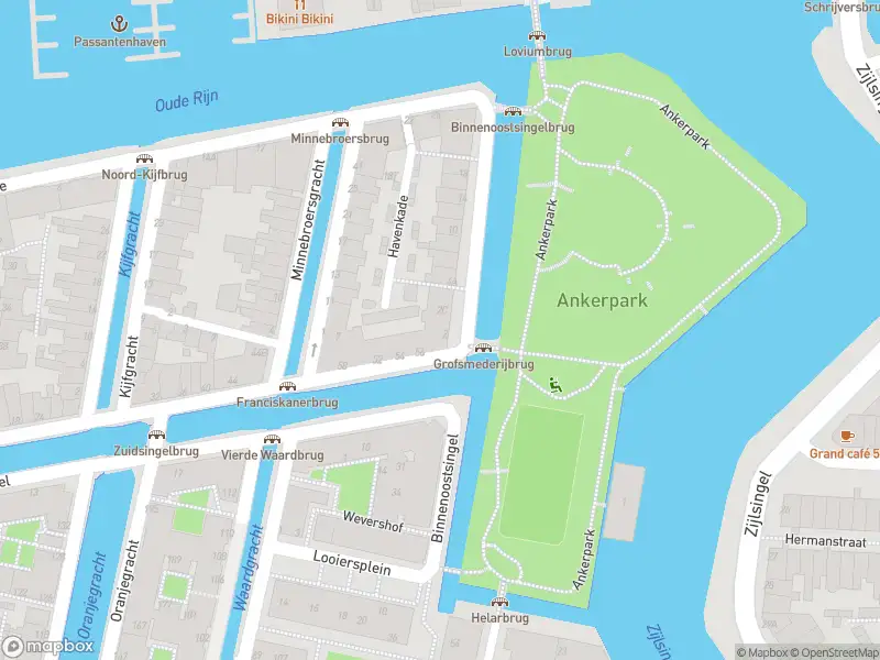 Ambulance met gepaste spoed naar de Binnenoostsingel in Leiden