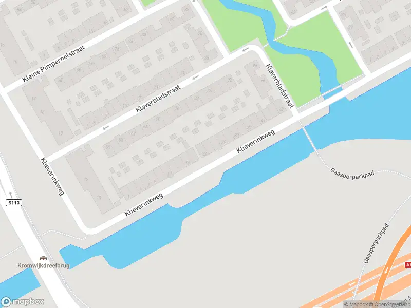 Ambulance met grote spoed naar de Klieverinkweg in Amsterdam