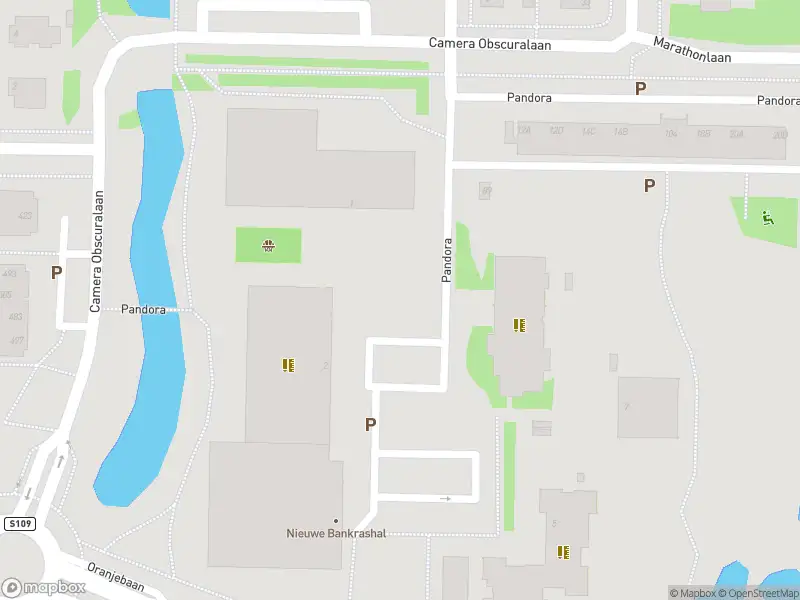 Ambulance met grote spoed naar de Pandora in Amstelveen
