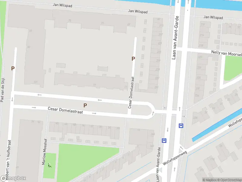 Ambulance met grote spoed naar de Cesar Domelastraat in Rotterdam