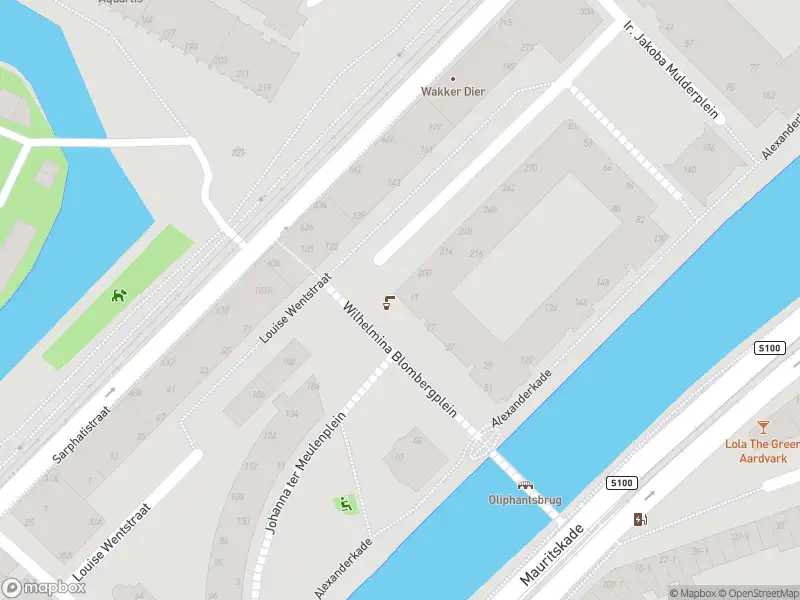 Ambulance met grote spoed naar de Wilhelmina Blombergplein in Amsterdam