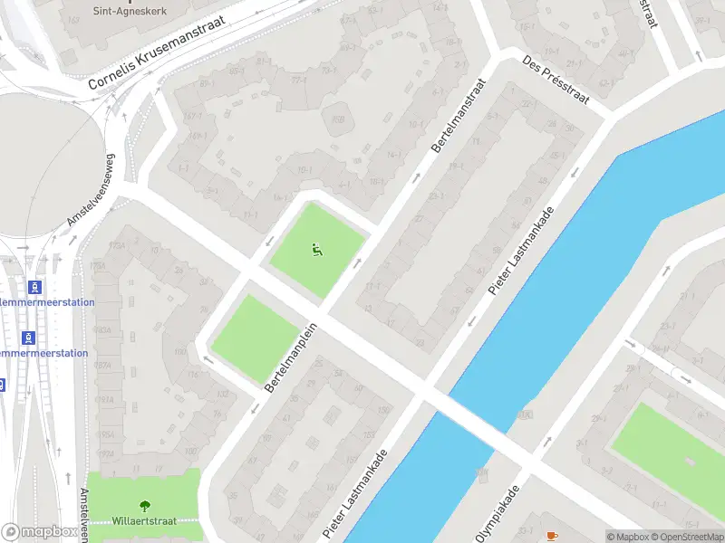 Ambulance met gepaste spoed naar de Bertelmanstraat in Amsterdam