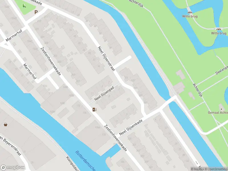 Ambulance met grote spoed naar de Neel Gijsenpad in Rotterdam