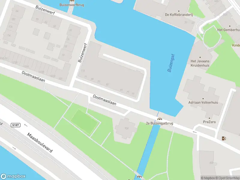 Ambulance met gepaste spoed naar de Oostmaaslaan in Rotterdam