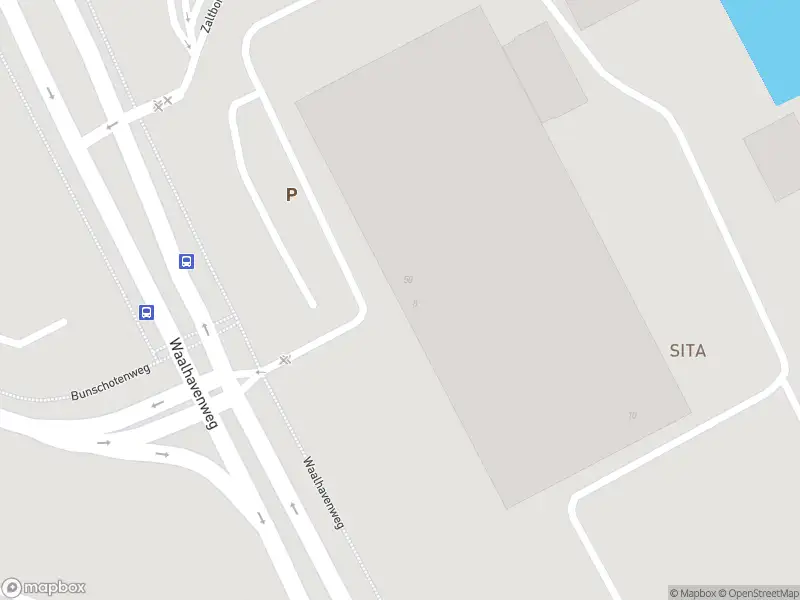 Ambulance, brandweer en politie met grote spoed naar de Waalhavenweg in Rotterdam vanwege grote brand