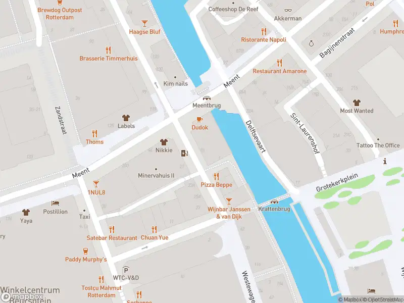 Ambulance met grote spoed naar de 1e Westewagenhof in Rotterdam