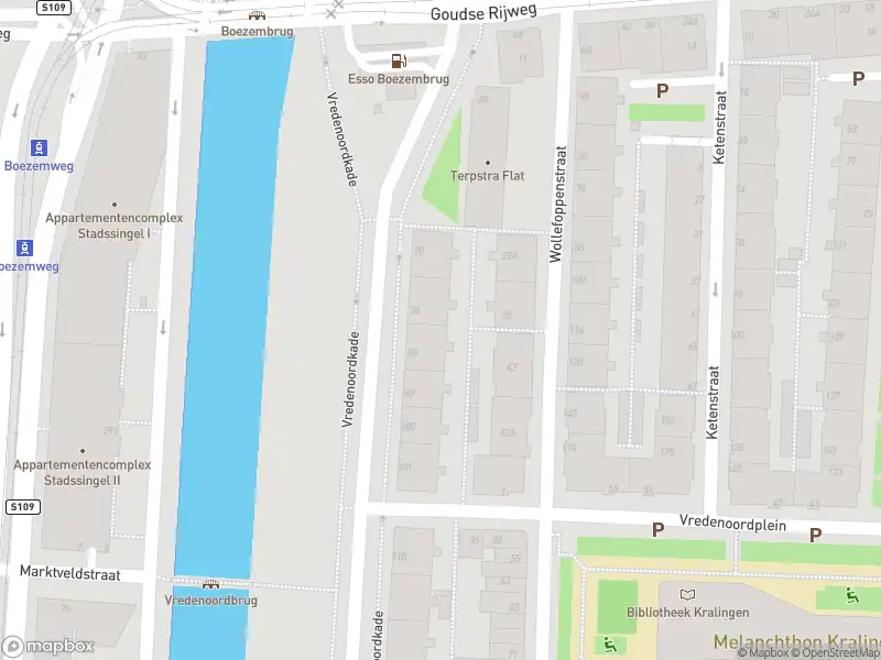 Ambulance met grote spoed naar de Vredenoordkade in Rotterdam