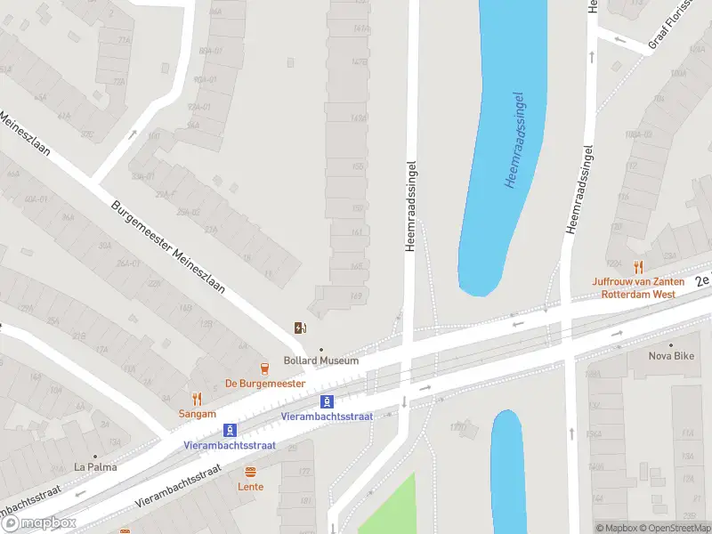 Ambulance met gepaste spoed naar de Heemraadssingel in Rotterdam