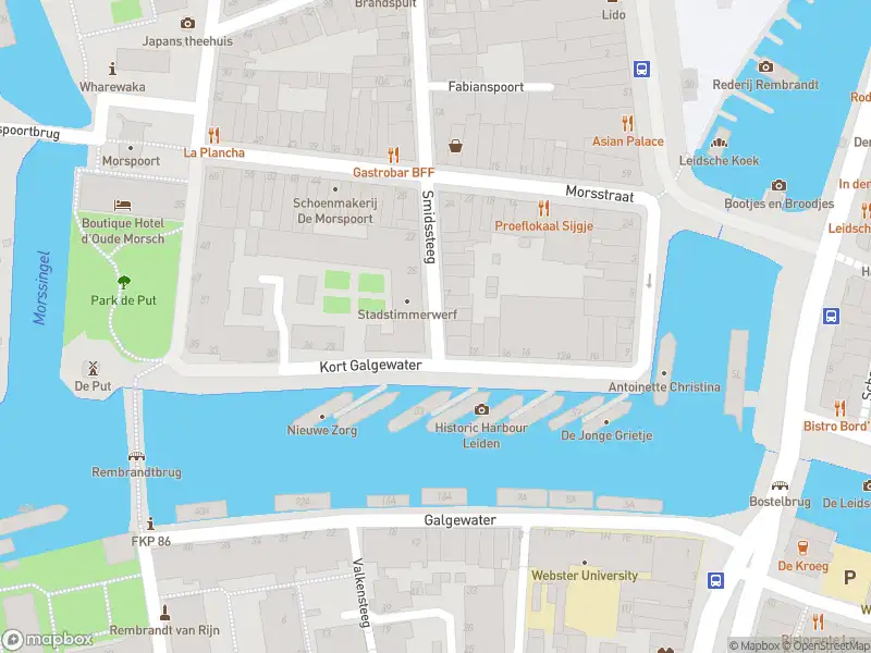 Ambulance met gepaste spoed naar de Smidssteeg in Leiden