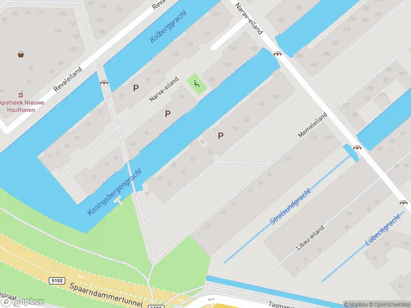 Ambulance met gepaste spoed naar de Memeleiland in Amsterdam