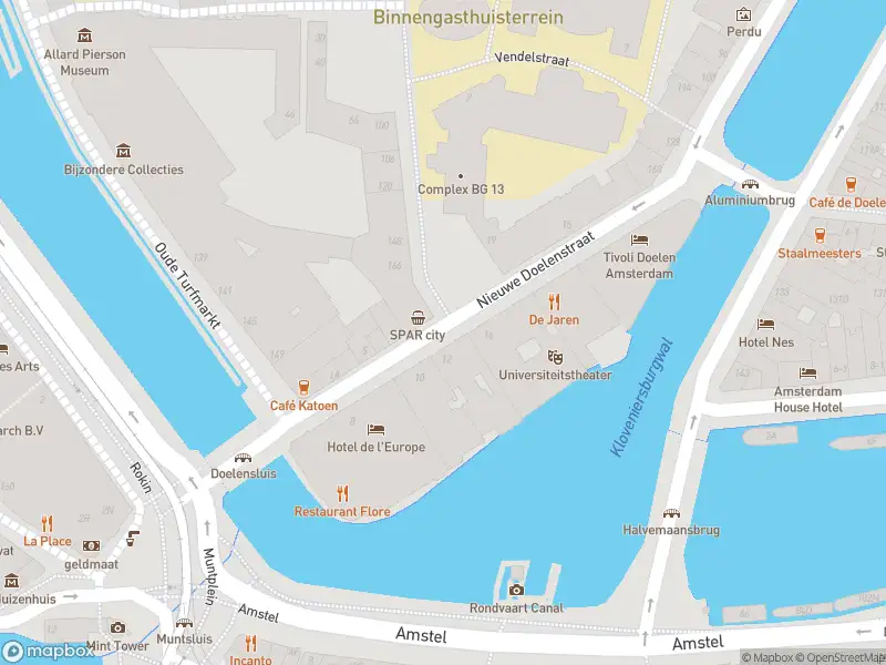 Ambulance met grote spoed naar de Nieuwe Doelenstraat in Amsterdam