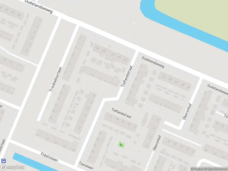 Ambulance met gepaste spoed naar de Tieflandstraat in Hoogvliet Rotterdam