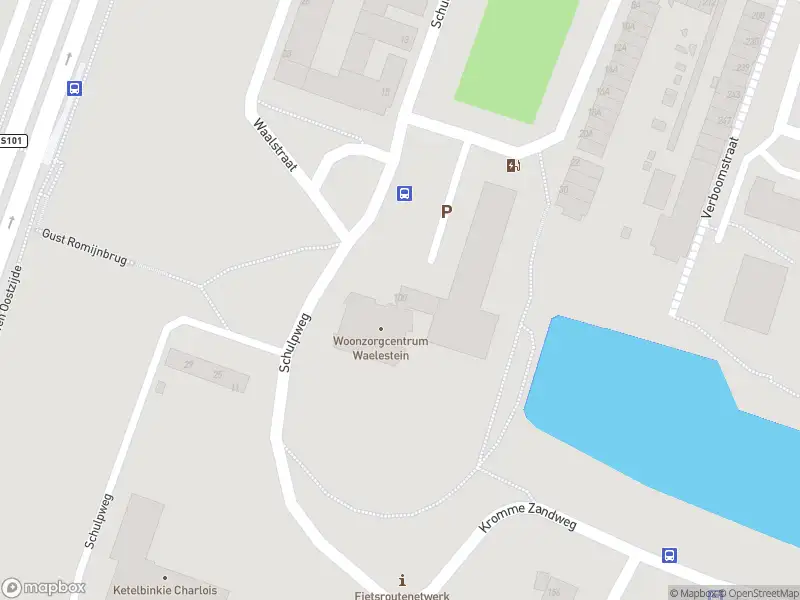 Ambulance met grote spoed naar de Schulpplein in Rotterdam