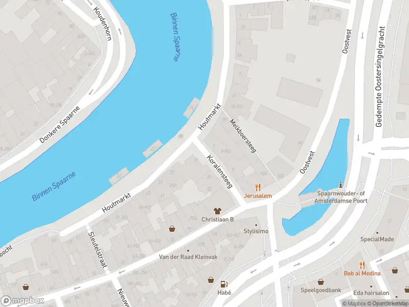 Ambulance met grote spoed naar de Koralensteeg in Haarlem