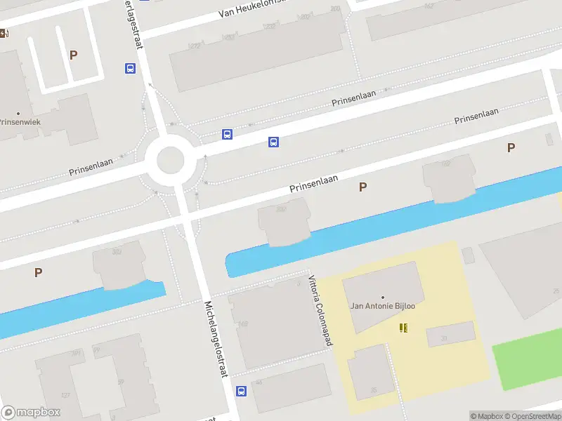 Ambulance met grote spoed naar de Prinsenlaan in Rotterdam