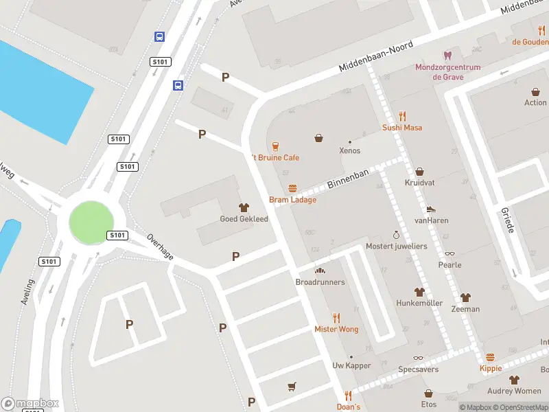 Ambulance met gepaste spoed naar de Middenbaan-Noord in Hoogvliet Rotterdam