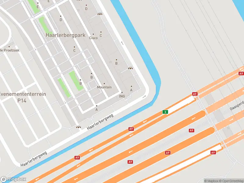 Ambulance met grote spoed naar de Haarlerbergweg in Amsterdam