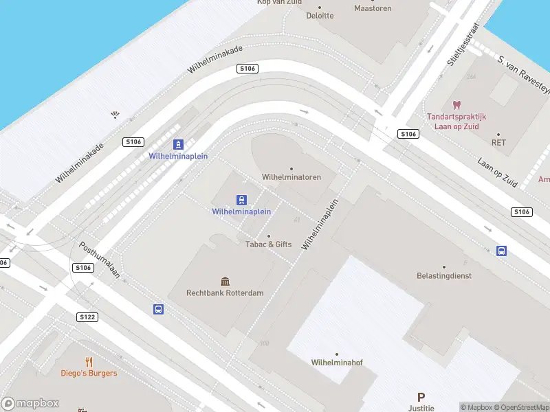 Ambulance met gepaste spoed naar de Wilhelminaplein in Rotterdam