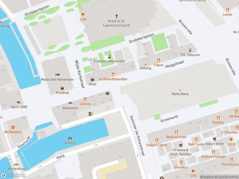 Ambulance met gepaste spoed naar de Hoogstraat in Rotterdam