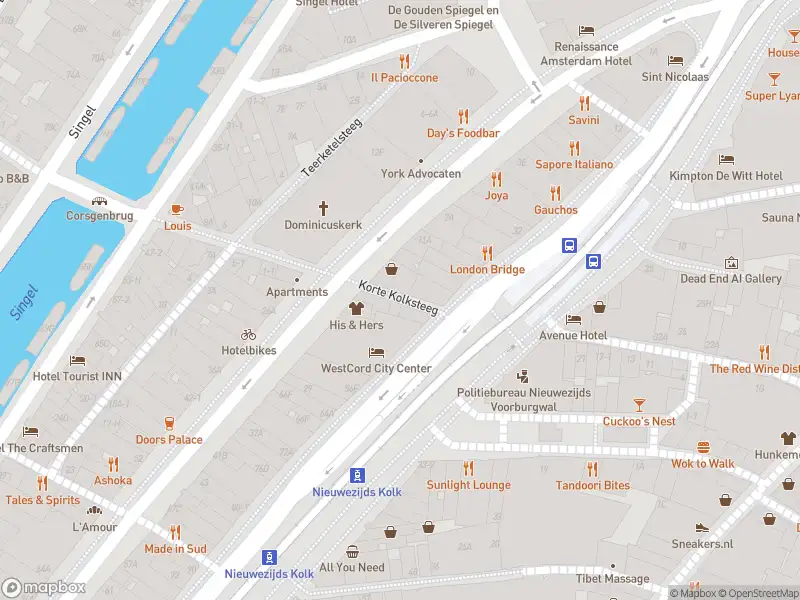 Ambulance met grote spoed naar de Korte Kolksteeg in Amsterdam