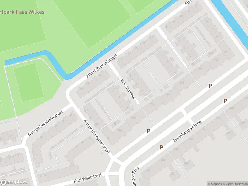 Ambulance met grote spoed naar de Erik Satiehof in Rotterdam