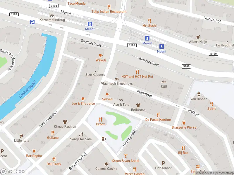 Ambulance met grote spoed naar de Meenthof in Rotterdam