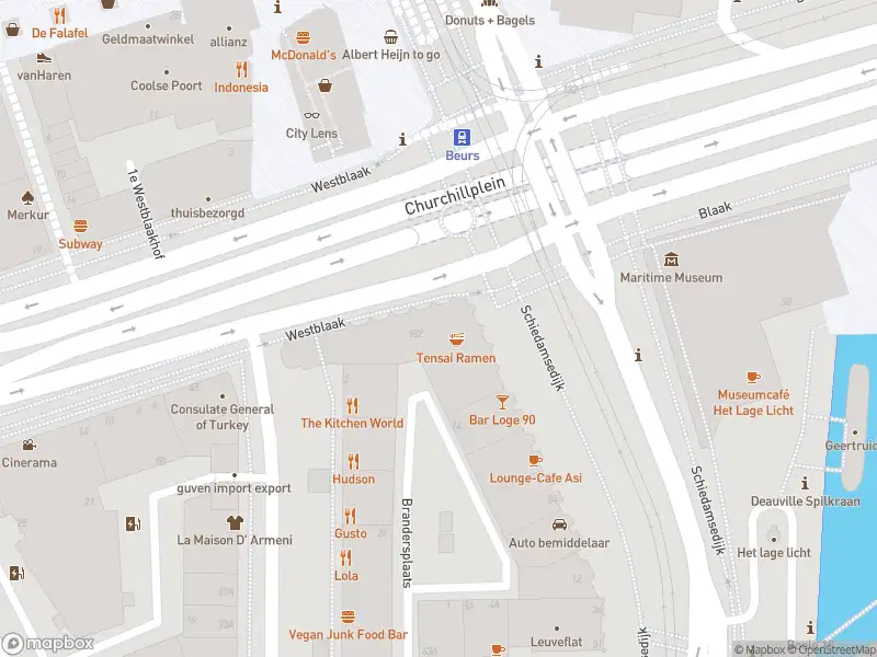 Ambulance met gepaste spoed naar de Churchillplein in Rotterdam