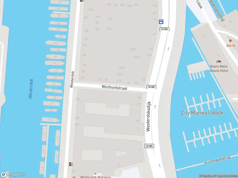 Ambulance met grote spoed naar de Winthontstraat in Amsterdam