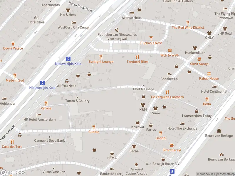 Ambulance met gepaste spoed naar de Dirk van Hasseltssteeg in Amsterdam