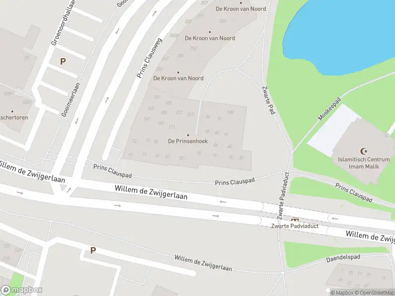 Ambulance met grote spoed naar de Prins Clauspad in Leiden