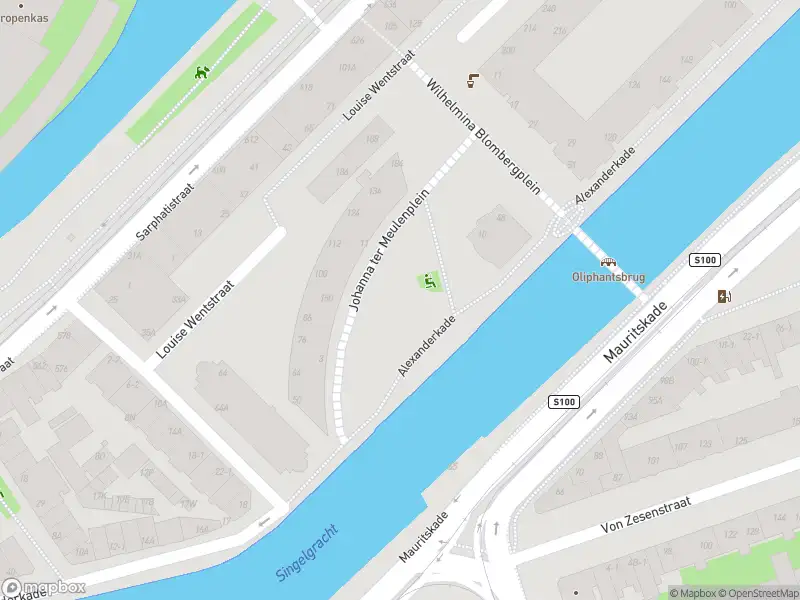 Ambulance met grote spoed naar de Johanna ter Meulenplein in Amsterdam