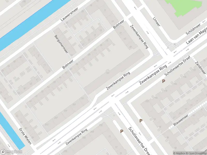 Ambulance met grote spoed naar de Zevenkampse Ring in Rotterdam