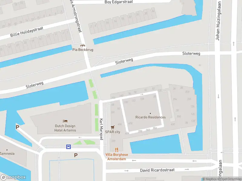 Ambulance met grote spoed naar de Thomas R. Malthusstraat in Amsterdam