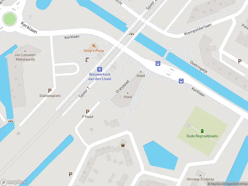 Ambulance met grote spoed naar de Oranjepad in Nieuwerkerk aan den IJssel