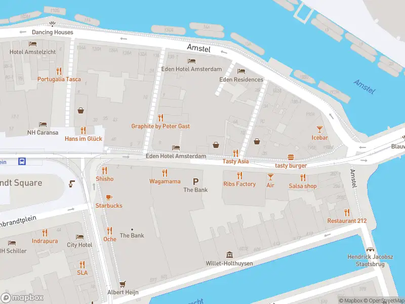 Ambulance met gepaste spoed naar de Amstelstraat in Amsterdam