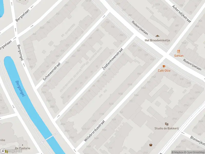 Ambulance met grote spoed naar de Zestienhovenstraat in Rotterdam