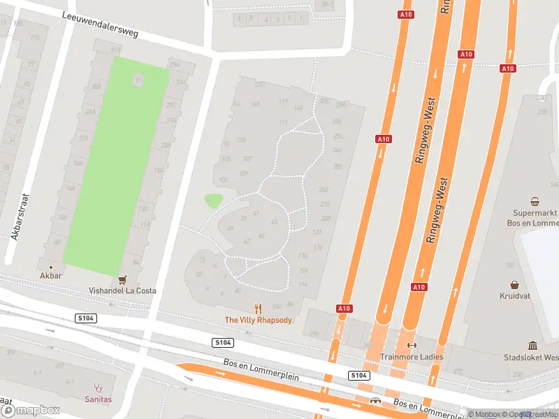 Ambulance met grote spoed naar de Vrouwengelukhof in Amsterdam