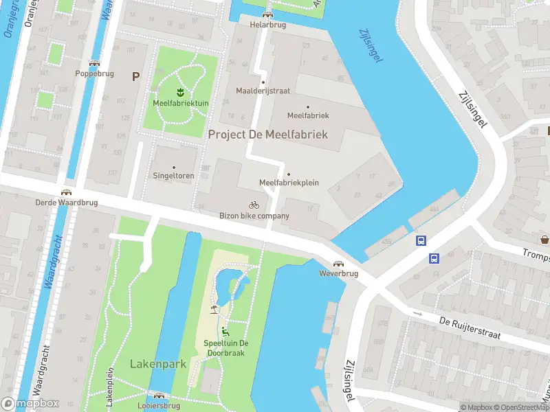 Ambulance met grote spoed naar de Meelfabriekplein in Leiden