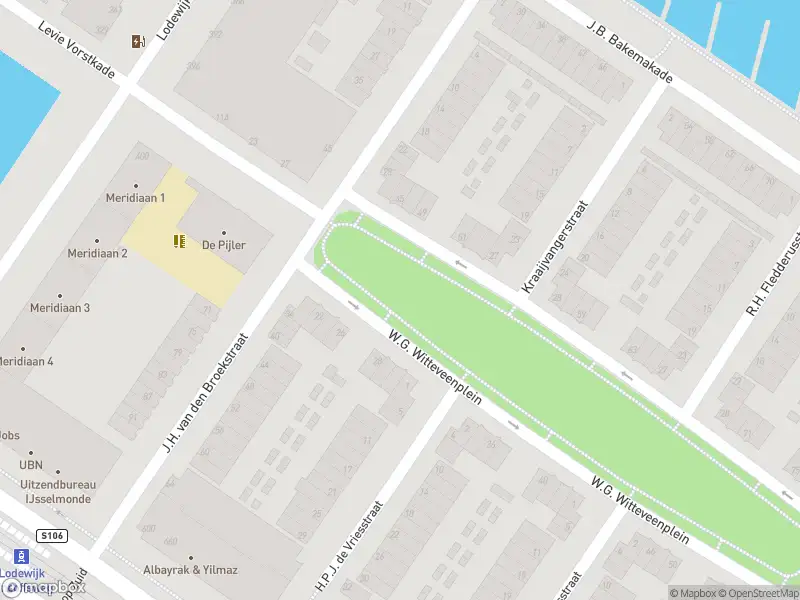 Ambulance met gepaste spoed naar de W.G. Witteveenplein in Rotterdam