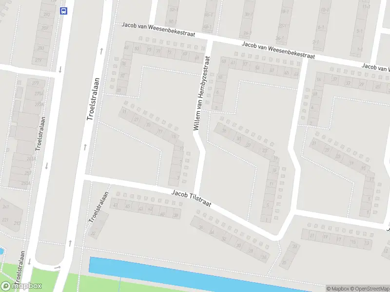 Ambulance met gepaste spoed naar de Willem van Hembyzestraat in Amsterdam