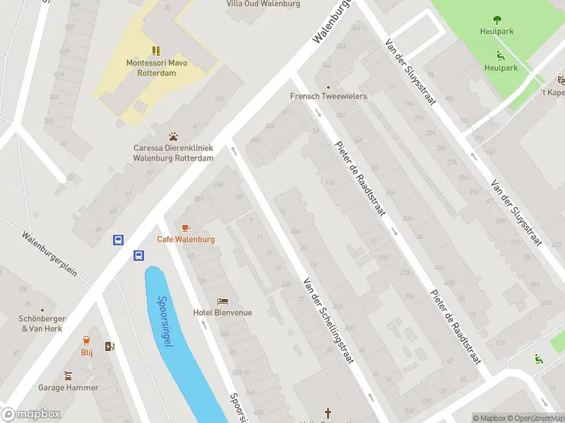 Ambulance met gepaste spoed naar de Van der Schellingstraat in Rotterdam