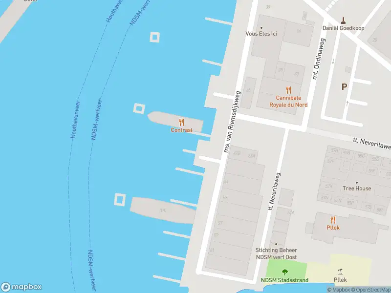 Politie met gepaste spoed naar de tt. Vasumweg in Amsterdam vanwege voertuigen te water