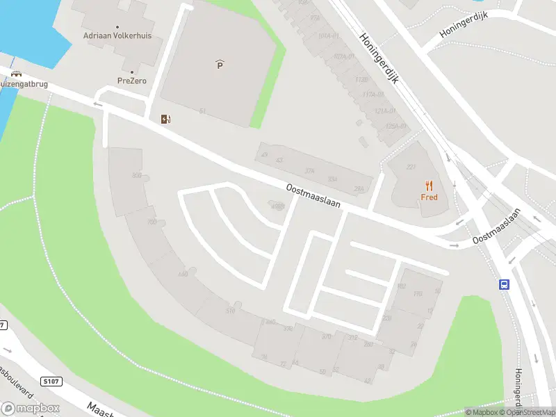Ambulance met gepaste spoed naar de Oostmaaslaan in Rotterdam