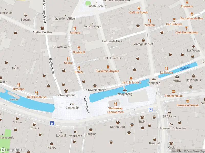 Politie met grote spoed naar de Peperstraat in Leeuwarden vanwege steekincident