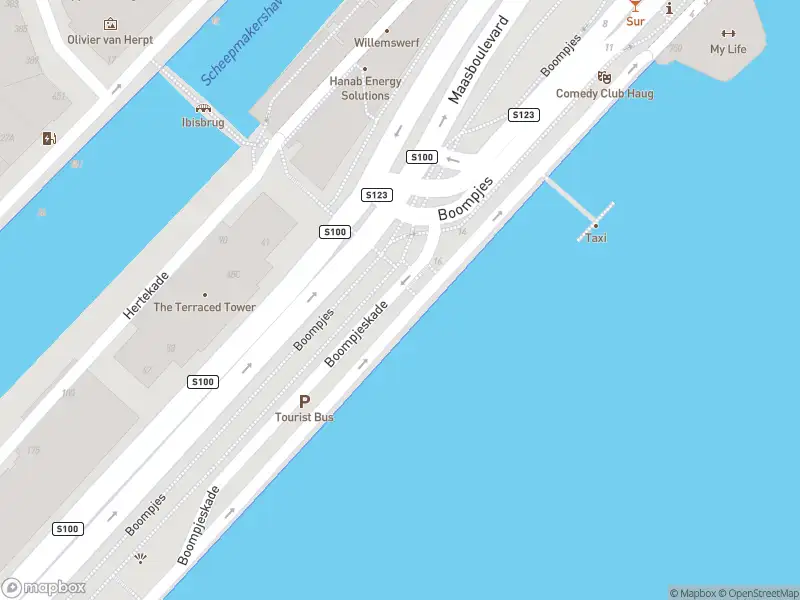 Ambulance met gepaste spoed naar de Boompjeskade in Rotterdam