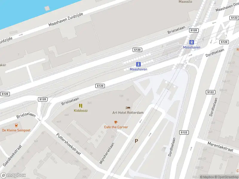 Ambulance met gepaste spoed naar de Brielselaan in Rotterdam