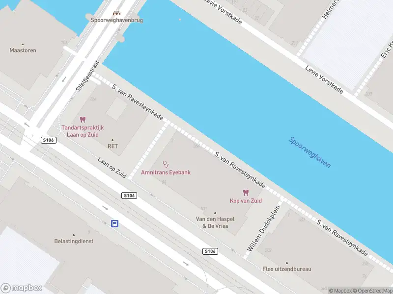 Ambulance met grote spoed naar de S. van Ravesteynkade in Rotterdam