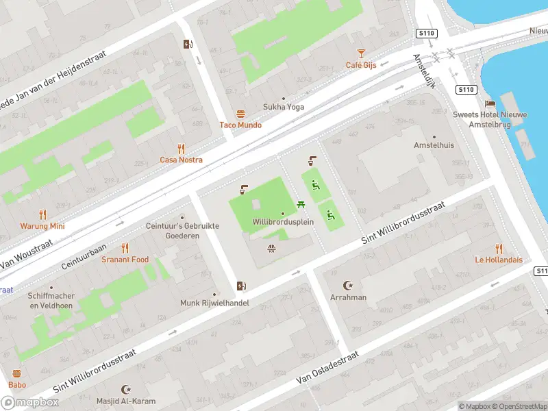 Ambulance met grote spoed naar de Servaes Noutsstraat in Amsterdam