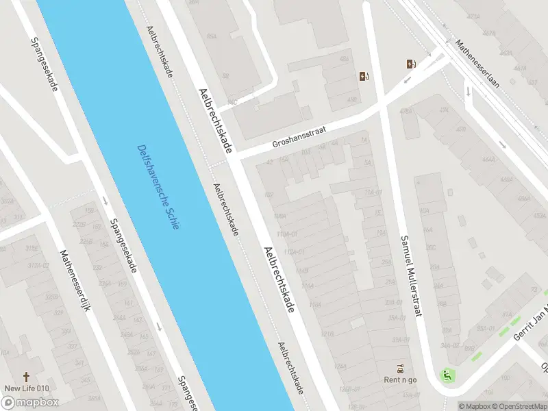 Ambulance met grote spoed naar de Aelbrechtskade in Rotterdam