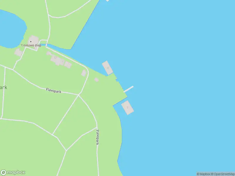 Ambulance met grote spoed naar de Flevopark in Amsterdam